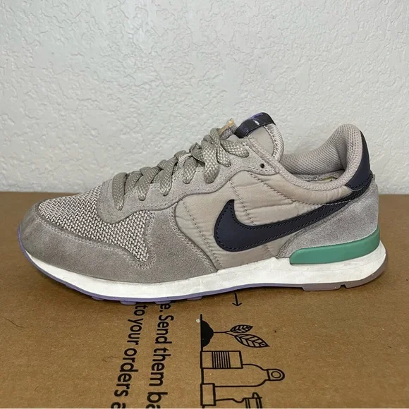nike internationalist green womens